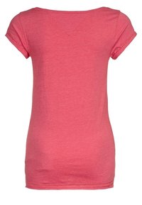 Top de color coral rosa, de manga corta y con un cuello redondeado. Hecho de una tela suave y texturizada, con un detalle de costura curva en la parte posterior.