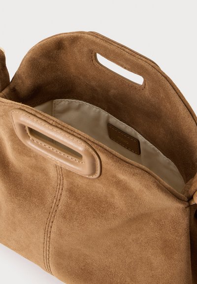 Petit sac à main en daim marron avec poignées rectangulaires intégrées et doublure intérieure en tissu beige.