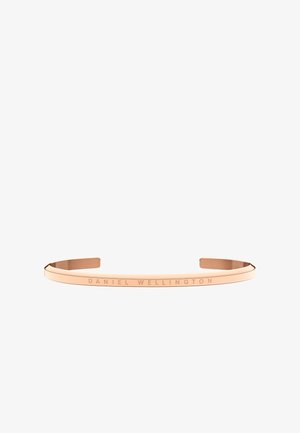 Bracelet en métal couleur or rose avec le texte gravé "DANIEL WELLINGTON", design rectangulaire élégant, finition métallique lisse et ouvertures aux extrémités pour un enfilage facile.