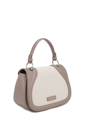 Piccola borsa taupe con bordi curvi, pannello frontale beige testurizzato, manico singolo e targhetta con logo Diana&Co Firenze.