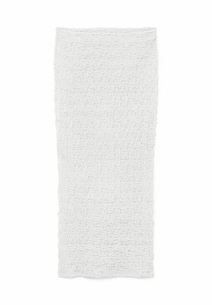 Balts teksturēts audums, taisnstūra forma, ar mīkstu, viļņotu rakstu. Malas ir apstrādātas, piemērotas dažādiem lietojumiem.