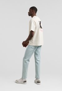 KARL LAGERFELD DISNEY STRAIGHT-FIT - Egyenes szárú farmer - light blue denim