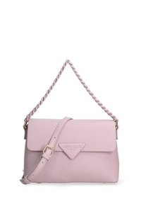 Borsa a mano in pelle rosa chiaro con finitura testurizzata, patta pieghevole, manico intrecciato e tracolla regolabile. Presenta un dettaglio logo triangolare.