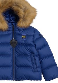 Giacca puffer blu navy con cappuccio con bordo in pelliccia, chiusura frontale con zip e design trapuntato. Presenta un distintivo con logo e dettagli con tasche laterali.