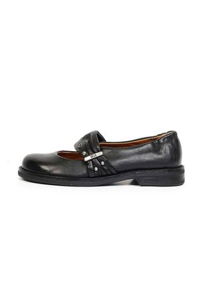Chaussure Mary Jane en cuir noir avec un petit talon et une bride décorative ornée de clous métalliques et d’une petite boucle.