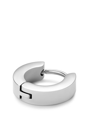 Sølvmetallørering med en glatt, polert overflate, med et unikt overlappende design og liten hengselmekanisme.