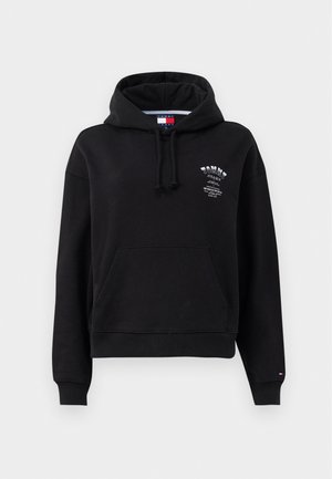 Hanorac negru cu glugă, cu un buzunar frontal, glugă cu șnur și un mic logo alb pe piept. Manșete și tiv cu rimă. Textură moale.