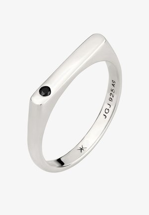 Sølvring med en rektangulær top, der har en lille sort sten. Indgraveret "JGJ 925 Ag" på den indvendige ring, glat overflade og poleret finish.