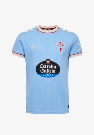 Lyseblåt fodboldtrøje med Estrella Galicia-logo, rød og hvid skjold, og hvid krave og ærmekant med røde accenter.