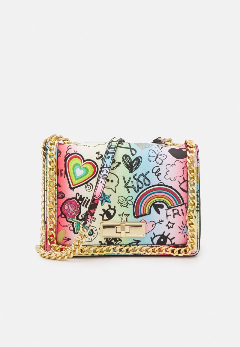 Mehrfarbige Handtasche mit grafischen Drucken, ausgestattet mit einem goldenen Kettenriemen, rechteckiger Form, glatter Textur und einem Verschluss.