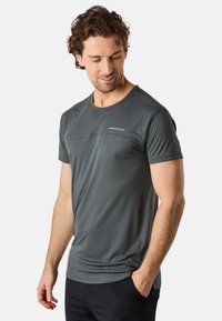 Kortärmad mörkgrå sportt-shirt gjord av lättviktsmaterial, med ett subtilt randigt mönster och en rund halsringning med en logo.
