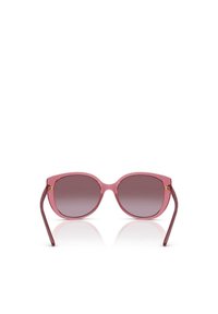 Occhiali da sole con gradiente rosa e un audace design a occhi di gatto, montatura trasparente e dettagli in oro sulle aste.
