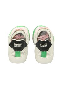 Weiße Sneaker mit Mesh-Struktur, grünen und schwarzen Akzenten, einer pinken Zunge und "Scotch & Soda"-Markierung auf der Ferse.