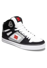Sapatos de skate de cano alto em couro preto, branco e cinza, com biqueira perfurada, colarinho acolchoado, atacadores planos e um logotipo vermelho na lateral.