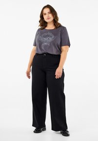 Zizzi FLASH - Flared Jeans - black