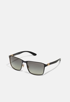 Ochelari de soare rectangulare negre cu lentile gri cu gradient, accente metalice și pernuțe din silicon pentru nas. Brațe rezistente cu detalii ale logo-ului.