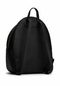 Mochila de cuero negro con superficie texturizada, forma redondeada, correas dobles para los hombros y un asa superior con un bolsillo con cremallera en el lado.