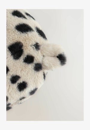 Ronde, pluche kussen bedekt met crème nepbont met zwarte vlekken. Heeft een klein, zacht staartdetail aan één rand. Soepele textuur.