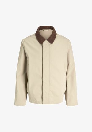 Jasno beżowa kurtka z brązowym kołnierzem z korduroyu, prosty krój, zapięcie z przodu i boczne kieszenie. Gładka tekstura z minimalnym przeszyciem.