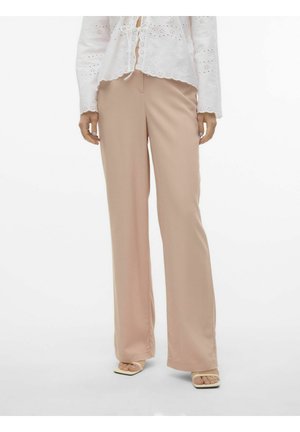 Beige wijde broek gemaakt van een gladde stof, met een getailleerde pasvorm en subtiele plooien, gecombineerd met een witte eyelet blouse en crèmekleurige sandalen.