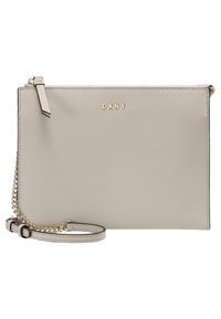 Pochette en cuir beige clair DKNY avec logo doré, fermeture éclair supérieure et bandoulière réglable avec détails en chaîne dorée.