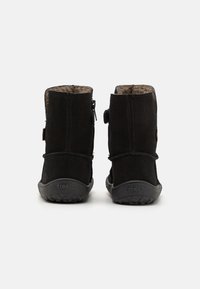 Czarne zamszowe botki za kostkę z miękkim wyściółką, bocznymi zamkami i teksturowanymi gumowymi podeszwami. Prosty design z wzmocnionymi szwami i akcentami z tyłu.