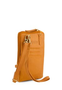 Orange læder crossbody taske med guldfarvet hardware, lynlåslukning og justerbar rem. Har prægede branding og flere kortlommer.
