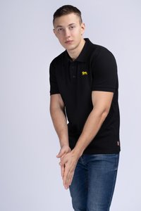Čierne polo tričko s malým žltým logom leva; má golier, tri gombíky a krátke rukávy. Nosené s modrými džínsami.