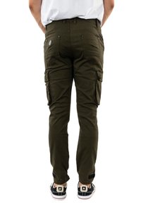 Pantalones cargo en verde oliva, con múltiples bolsillos laterales, un diseño ajustado y una tela resistente. Vista trasera con detalles de costura sutiles.