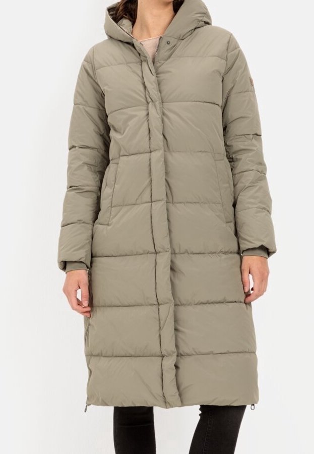 Kurtka puchowa khaki z kapturem, z pikowanym wzorem, zapinana na guziki z przodu, z bocznymi kieszeniami, sięgająca do połowy łydki.
