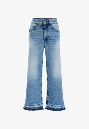 Jean évasé en denim bleu clair avec une taille haute, doté de poches avant et d'un ourlet effiloché. La teinture présente un léger délavage pour ajouter de la texture.
