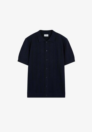 Camisa de punto de manga corta en azul marino oscuro con cuello y cierre frontal de botones, con sutiles rayas verticales texturizadas.