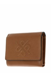 Portefeuille en cuir marron avec logo embossé à l'avant, bords arrondis et couture contrastante. Design pliable compact.