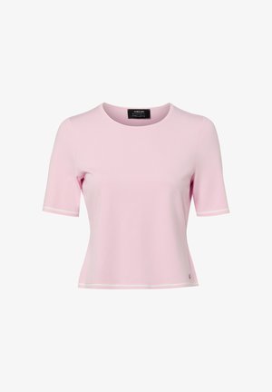 Lichtroze dames top met korte mouwen, ronde hals en subtiele witte bies op de mouwen en zoom, tentoongesteld op een witte achtergrond.