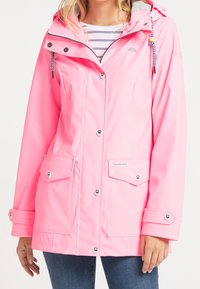 Rosa vattentät jacka med huva, tryckknappar, två framfickor och gråfodrad insida. Har justerbara dragsnoddar.