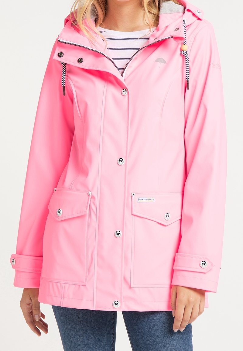 Rosa vattentät jacka med huva, tryckknappar, två framfickor och gråfodrad insida. Har justerbara dragsnoddar.