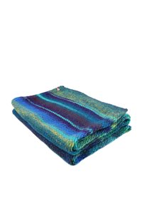 Couverture en tricot avec une surface texturée, ornée de rayures bleues, vertes et violettes. Pliée avec peu d'effilochage, mettant en valeur un contraste de couleurs vibrantes.