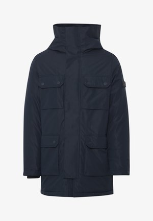 Giacca impermeabile blu navy con colletto alto, multiple tasche frontali, chiusure a scatto e un'etichetta sulla manica sinistra. Texture liscia.