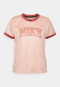 Ljusrosa kortärmad Nike-löpartröja med mörkare rosa halsringning och ärmslut, som har djärv röd "NIKE" text över bröstet.
