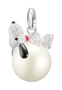 Der Charm zeigt einen silbernen Hundekopf mit schwarzen Akzenten und einem roten Halsband auf einer großen weißen Perle. Strukturiertes silbernes Schleifendetail ist vorhanden.