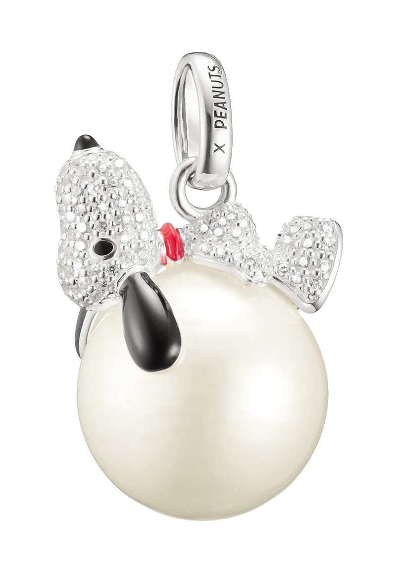 Der Charm zeigt einen silbernen Hundekopf mit schwarzen Akzenten und einem roten Halsband auf einer großen weißen Perle. Strukturiertes silbernes Schleifendetail ist vorhanden.