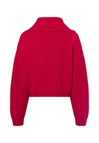 Roter, verkürzter Pullover mit hohem, geripptem Kragen und überschnittenen Ärmeln. Aus Strickstoff gefertigt, der eine glatte Textur und gerippte Bündchen aufweist.