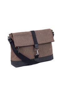 Borsa a tracolla in tela marrone con tracolla nera, chiusura a pattina e fibbia in metallo su sfondo bianco.