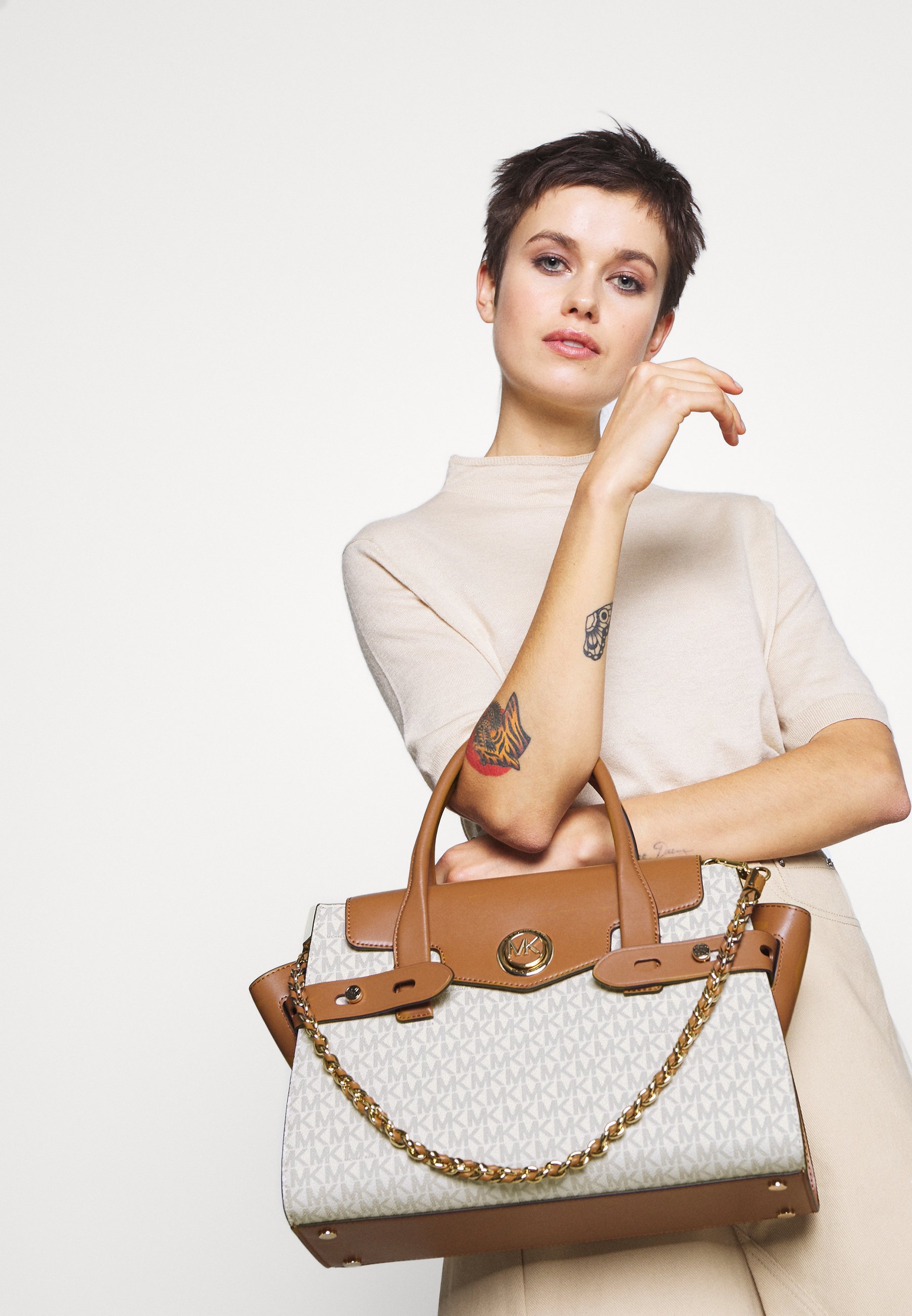 MICHAEL Michael Kors CARMEN FLAP BELTED SATCHEL Handväska MICHAEL Michael Kors SATCHEL Handväska moss Zalando.se