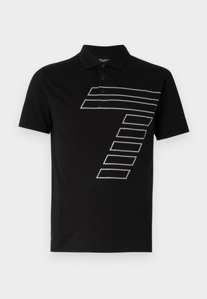 Camiseta polo negra de algodón, con un gráfico frontal de líneas horizontales blancas y un número 7 destacado en el diseño.