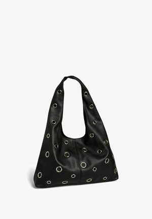 Musta nahast õlalik saadud lahtise disainiga, millel on mitmed metallist silmad. Pehme tekstuur ja suur avamine mugavaks ligipääsuks.