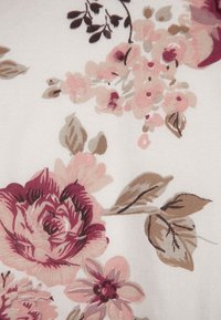 Kwiatowa bawełniana tkanina z różowymi, bordowymi i beżowymi kwiatami na białym tle, z detalicznymi liśćmi, tworzącymi miękki, teksturowany wygląd.