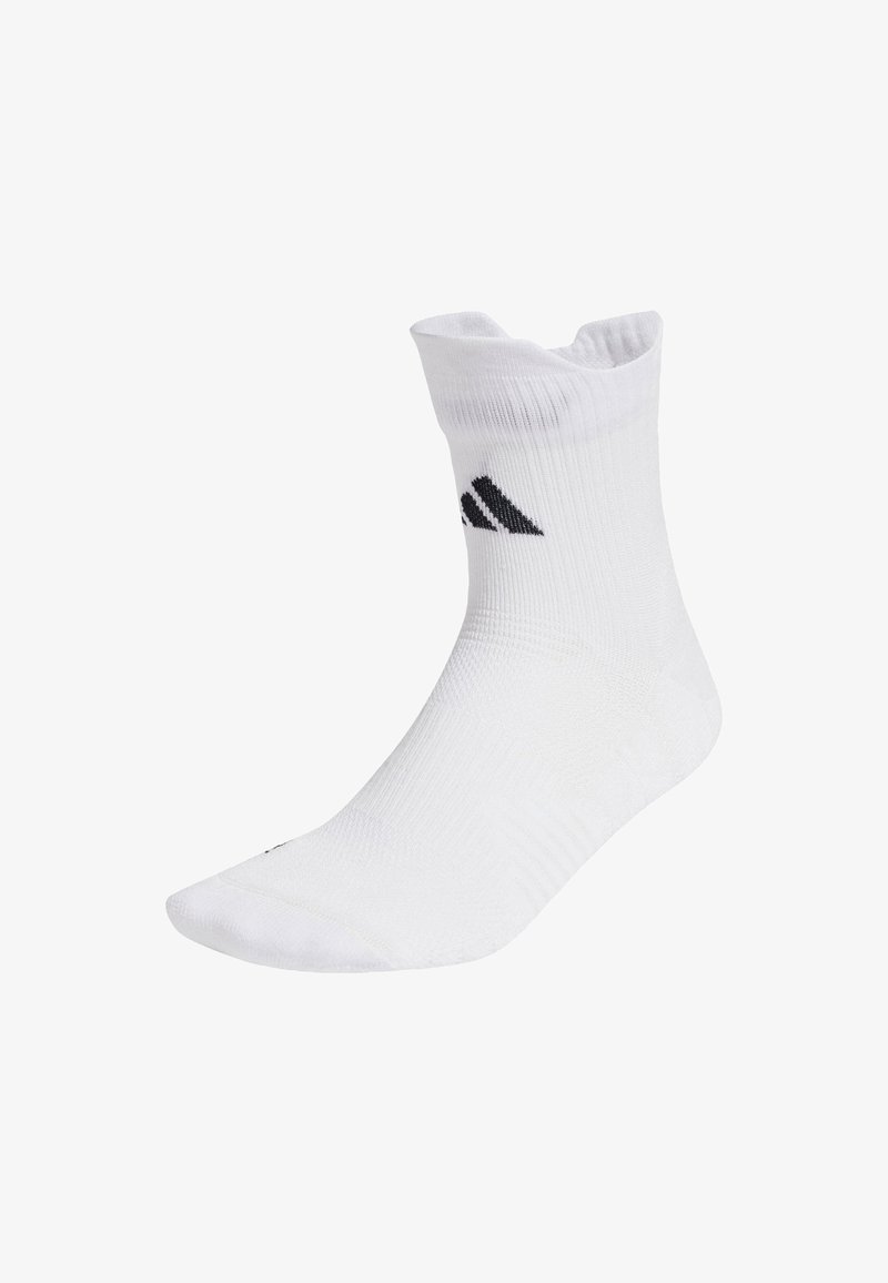Calcetín blanco con textura acanalada, de longitud de cuarto, con un logotipo negro de la marca cerca de la parte superior. Fabricado con un tejido adecuado para uso atlético.