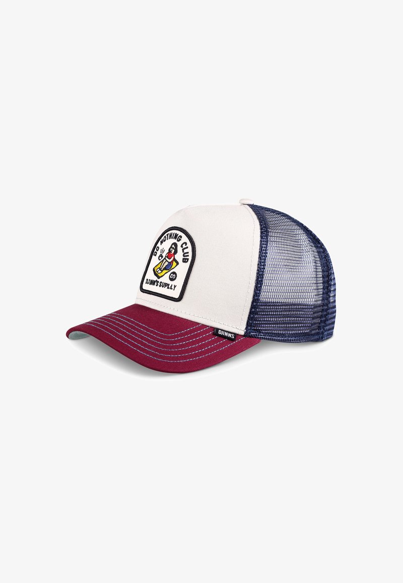 Casquette de camionneur rouge et blanche avec un dos en maille bleu marine. Affiche un patch brodé "Do Nothing Club" à l'avant et des coutures contrastées sur la visière.