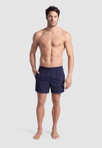 Bañadores para hombre en azul marino con cinturilla elástica y bolsillos laterales. Tejido ligero y suave con un diseño sencillo.